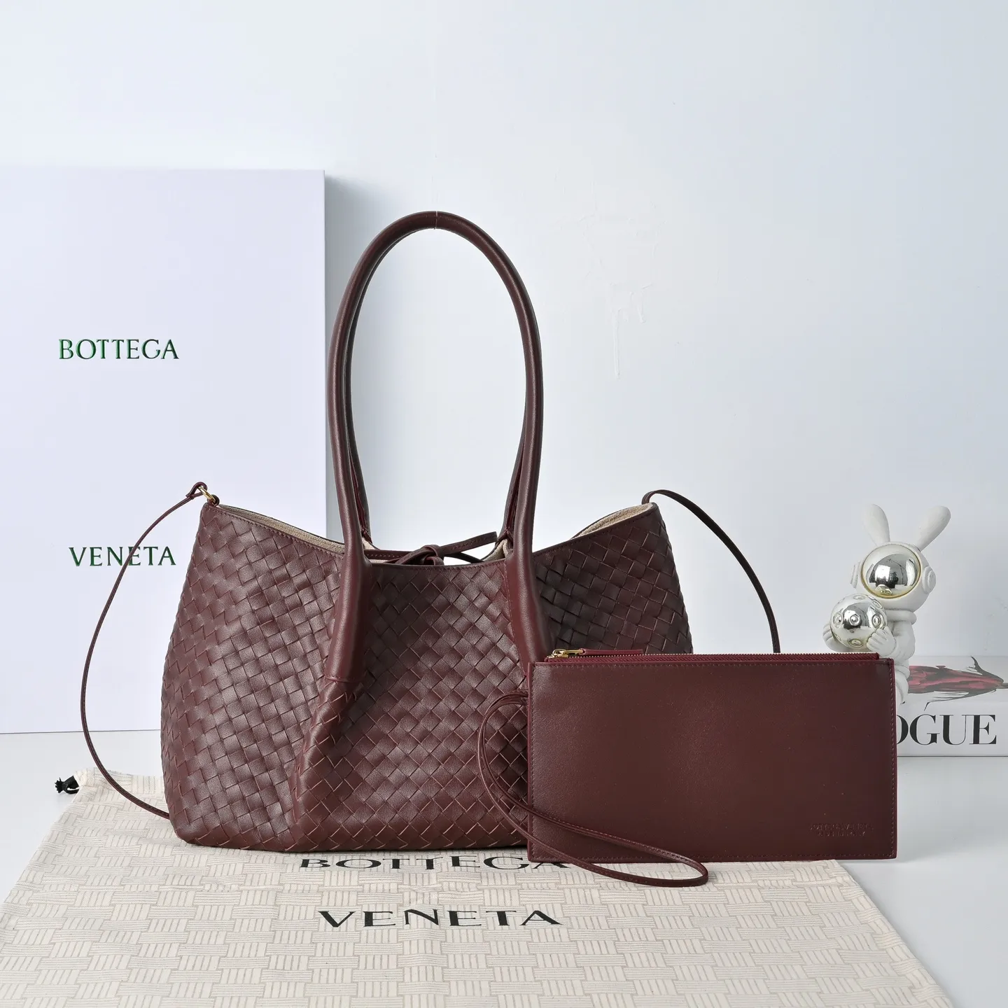 Batch 1860 Bv 2025 early spring series Pinacoteca medium tote handbag. The front is made of classic Intreccia woven cow leather. It is low-key and luxurious. The flip side is made of warm suede. It instantly switches to a lazy and casual style. It has a large interior capacity. It is no pressure to carry a computer for commuting. It is also thoughtfully matched with a small detachable bag. It is full of security. The woven texture is so delicate that you can't put it down. The highlight is that it is super versatile. Come and get your new bag😝 Model: 4371 Size: 34*20*14cm